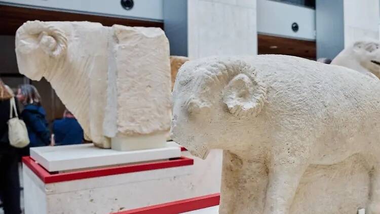 Diálogos de escultura ibérica. El Museo del Louvre en el MAN