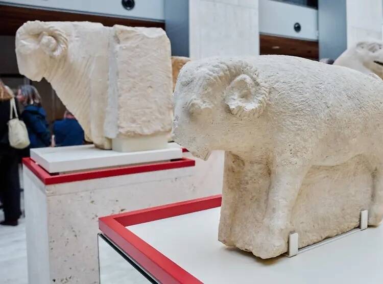 Diálogos de escultura ibérica. El Museo del Louvre en el MAN