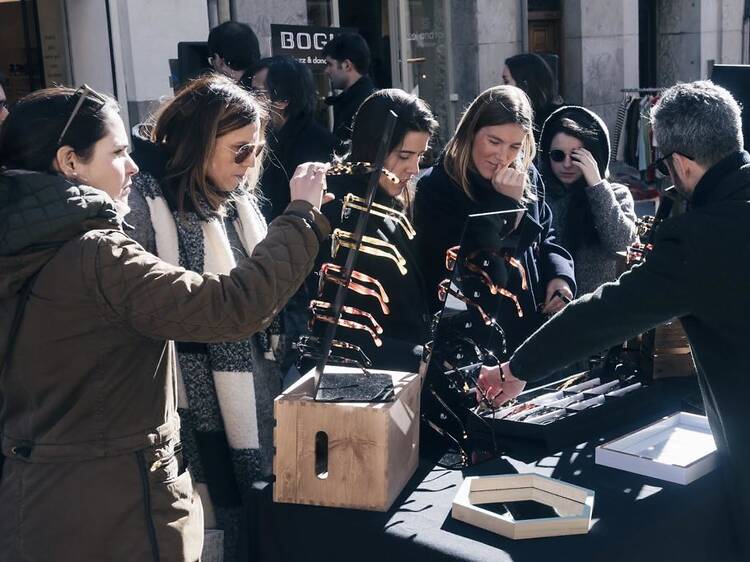 La Navidad llega a este conocido mercadillo urbano: el barrio de Salesas se llena de joyería, moda y complementos artesanales este diciembre La Navidad llega a este conocido mercadillo urbano: el barrio de Salesas se llena de joyería, moda y complementos artesanales este diciembre