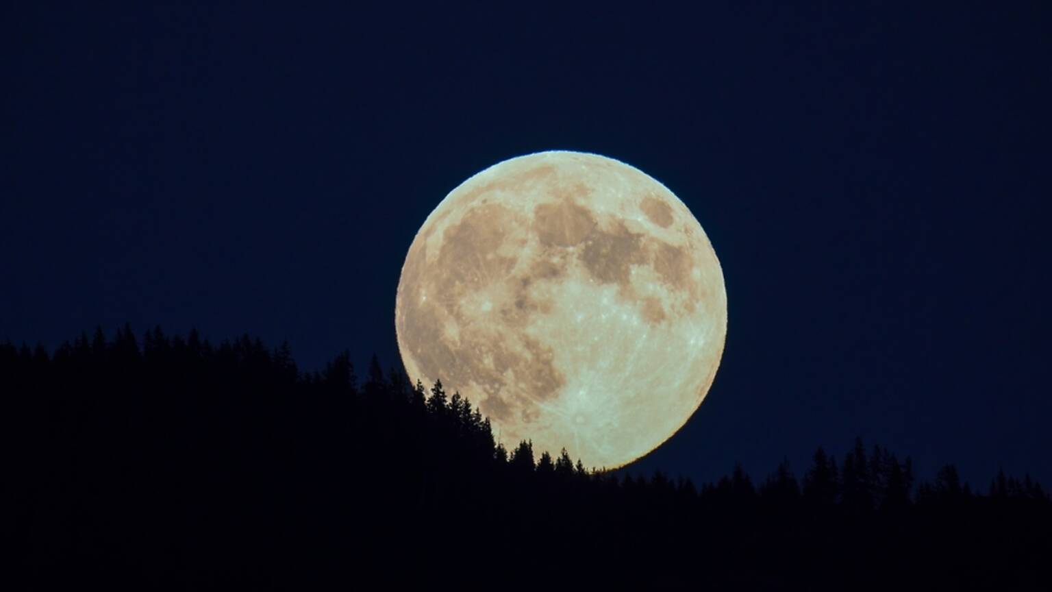The Final Supermoon of the Year Will Be Visible in the UK This Week ...