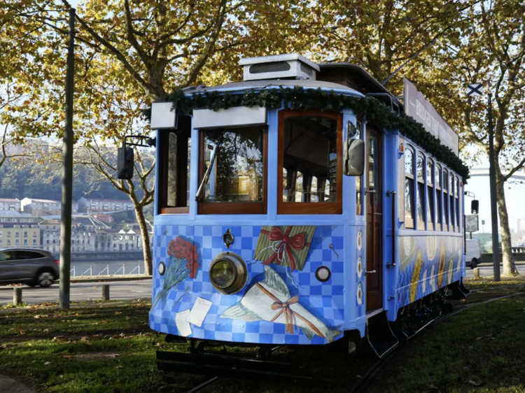 O Eléctrico de Natal está de volta aos carris, com música, teatro e boleias ao Pai Natal