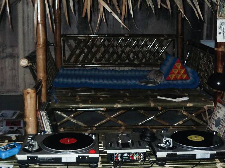 See Spencer Sweeney bring his record stash to a one-night session feeling genuinely intimate See Spencer Sweeney bring his record stash to a one-night session feeling genuinely intimate