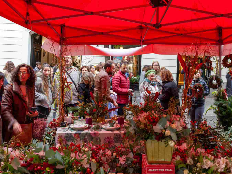 Impresionantes puestos de flores toman esta calle de Madrid durante un día: el plan definitivo para decorar tu casa en el barrio de Salamanca esta Navidad Impresionantes puestos de flores toman esta calle de Madrid durante un día: el plan definitivo para decorar tu casa en el barrio de Salamanca esta Navidad