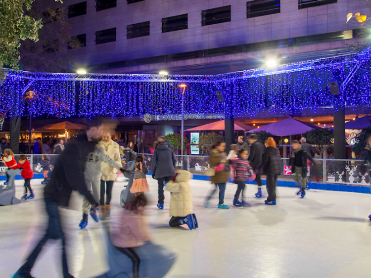 Obre la pista de gel sintètic de 240 m² de L'Illa Diagonal, on ja es pot patinar fins al 5 de gener (horaris i preus) Obre la pista de gel sintètic de 240 m² de L'Illa Diagonal, on ja es pot patinar fins al 5 de gener (horaris i preus)