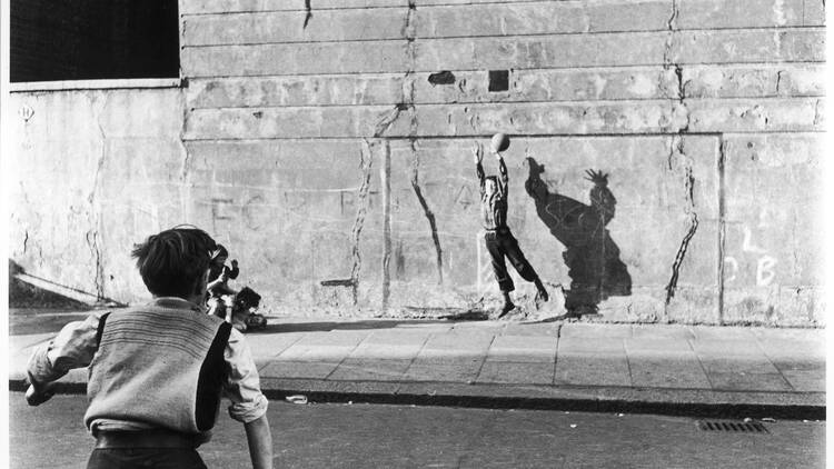 See Roger Mayne’s moving street football photography at OOF Gallery See Roger Mayne’s moving street football photography at OOF Gallery