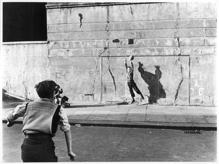 See Roger Mayne’s moving street football photography at OOF Gallery See Roger Mayne’s moving street football photography at OOF Gallery