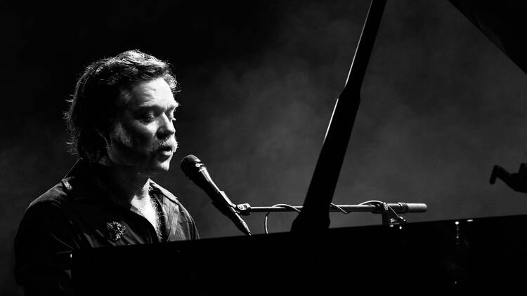 Rufus Wainwright soittaa flygeliä ja laulaa mikrofoniin Rufus Wainwright soittaa flygeliä ja laulaa mikrofoniin