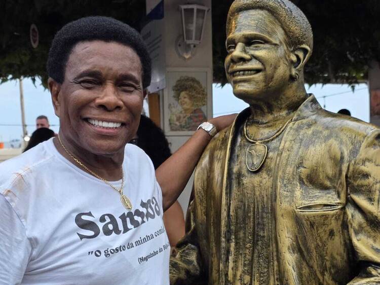 Carlinhos de Jesus e Neguinho da Beija-Flor são eternizados com estátuas em quiosque de Copacabana