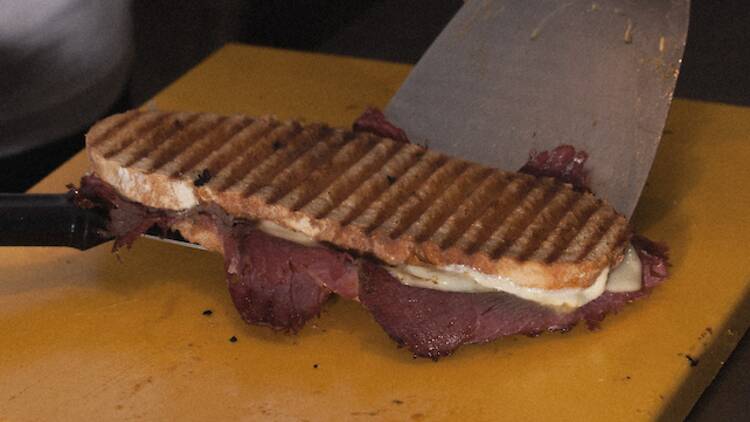 Mani's Sandwich Cubano, bikini de pastrami  