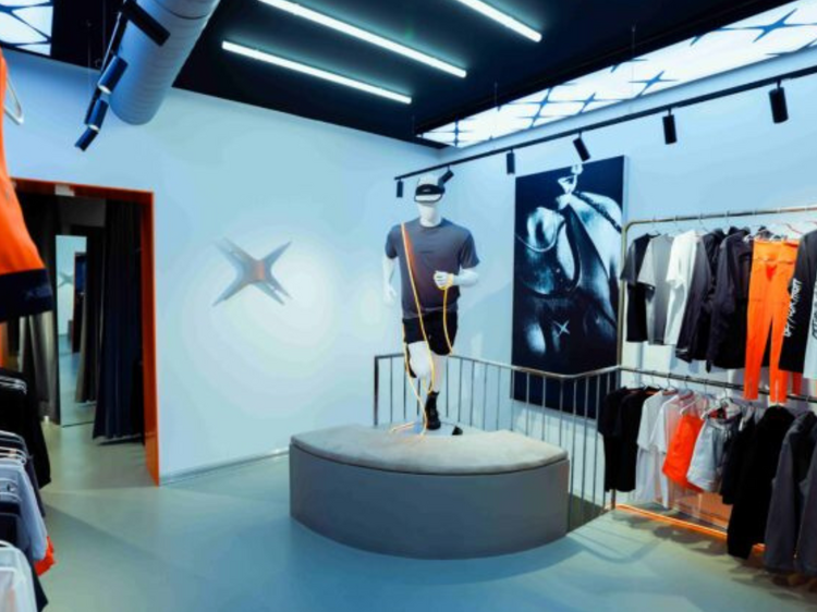 La marca de la famosa sudadera de la "X" estrena tienda en Madrid: dedicada al deporte, con club de running propio y en una de las calles más populares para ir de compras La marca de la famosa sudadera de la "X" estrena tienda en Madrid: dedicada al deporte, con club de running propio y en una de las calles más populares para ir de compras