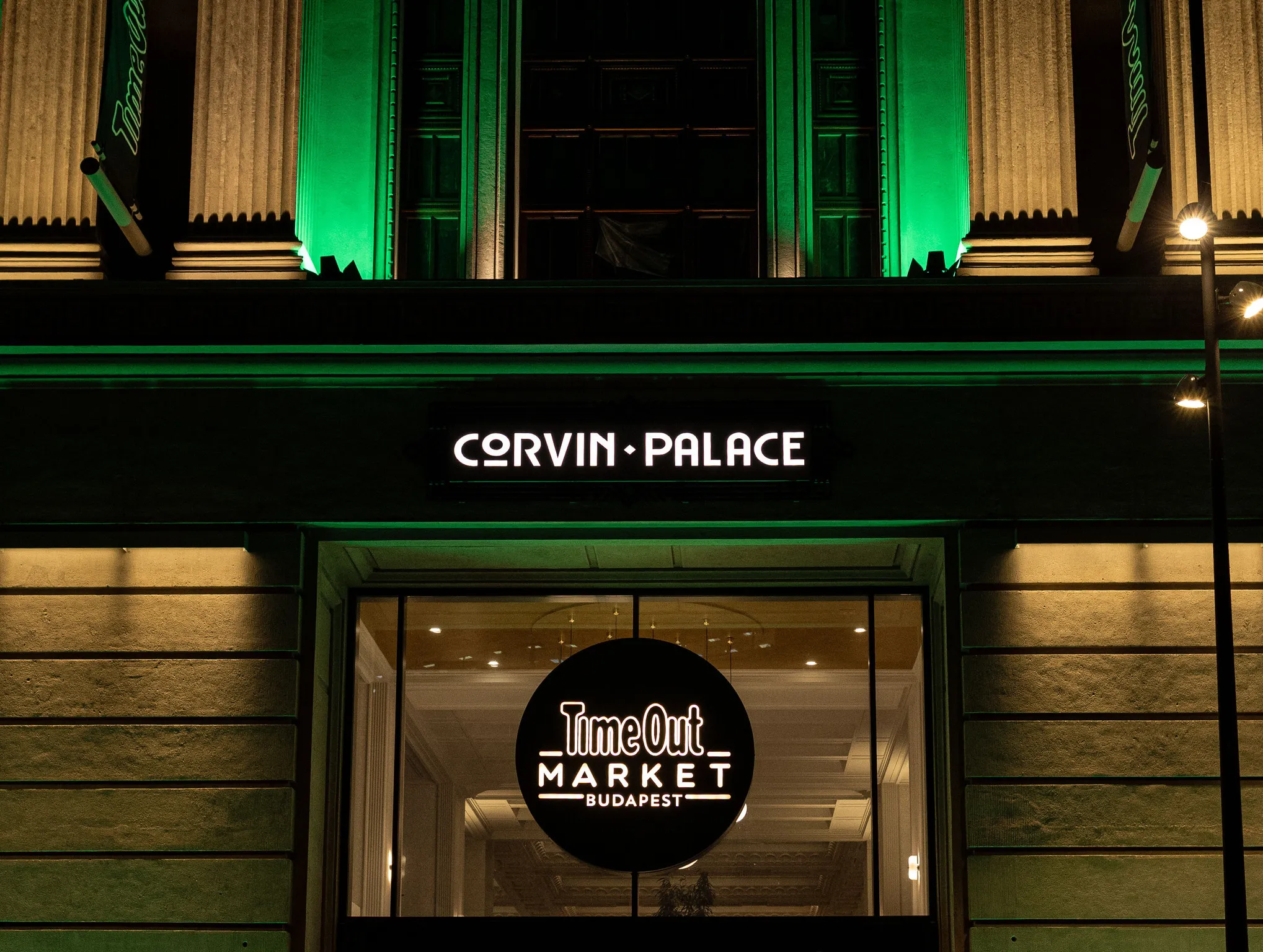 Time Out Market Budapest Corvin Palace homlokzat este kivilágítva