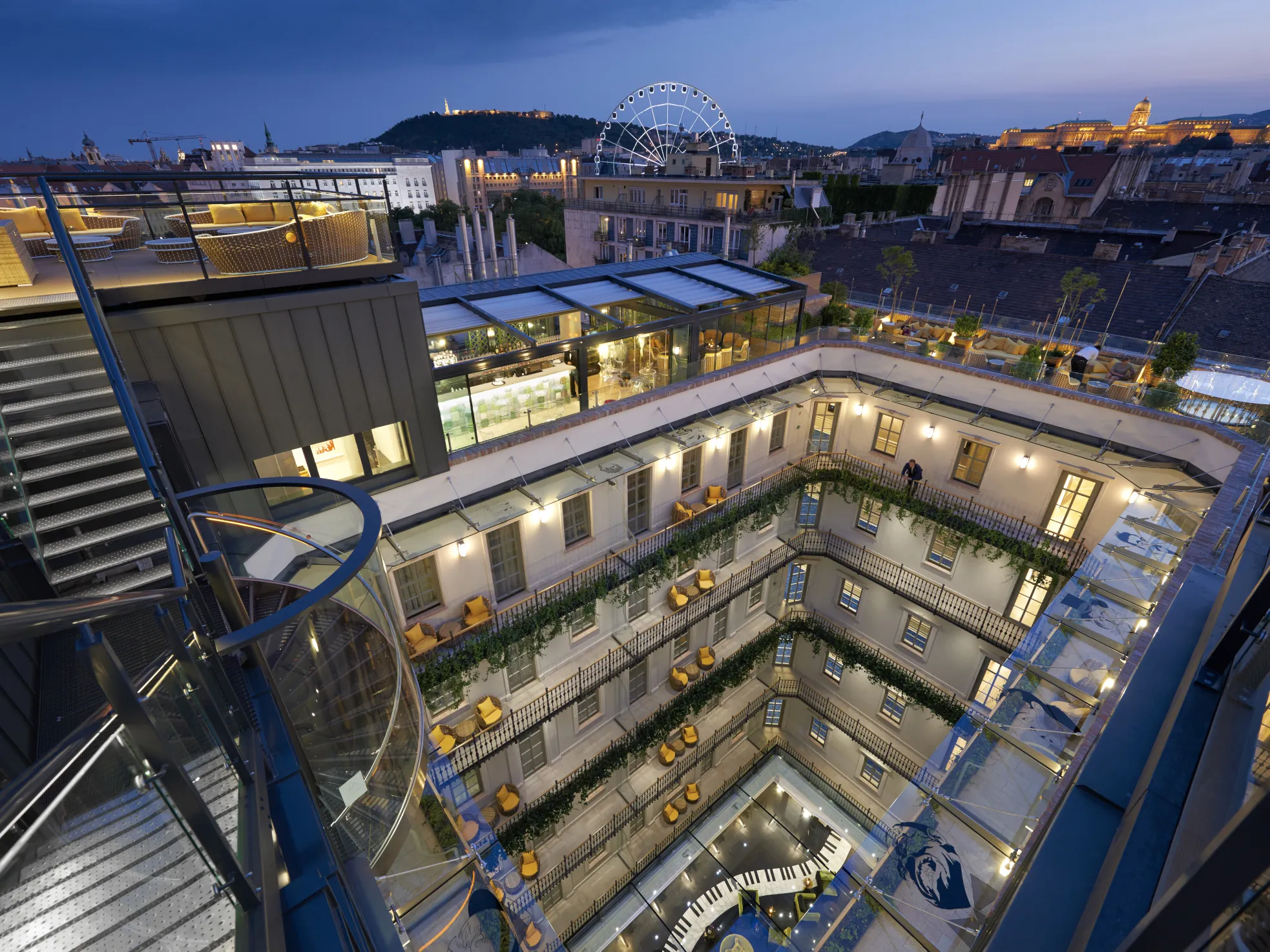 Aria Hotel Budapest Highnote Skybar Bazilika óriáskerék kilátás a kivilágított esti városra