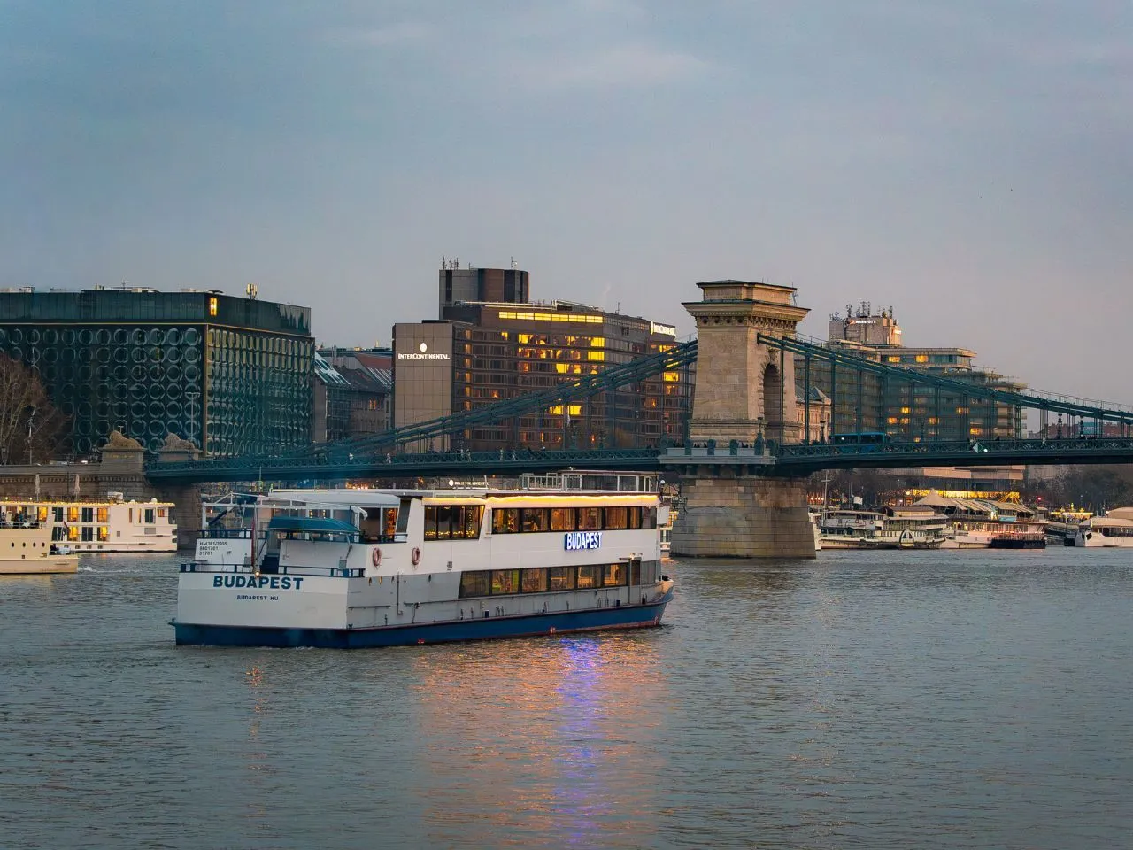 Mahart Budapest hajó vacsora hajózás a Dunán