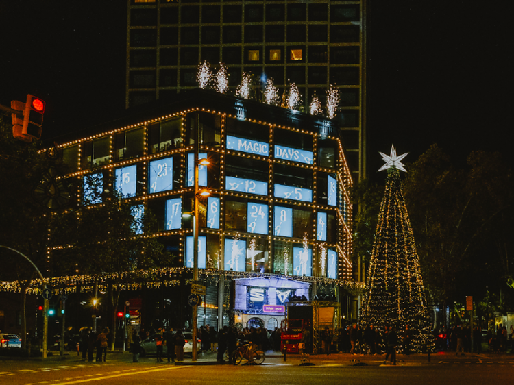 El calendario de adviento más grande de Barcelona está en esta fachada del paseo de Gràcia y revelará 24 personalidades de la ciudad El calendario de adviento más grande de Barcelona está en esta fachada del paseo de Gràcia y revelará 24 personalidades de la ciudad