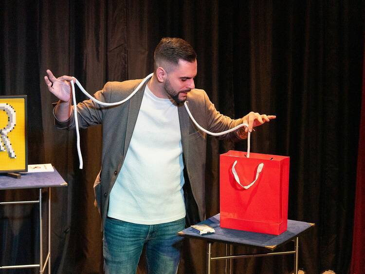 Este pequeño teatro de Madrid reúne a 20 magos de todo el mundo por Navidad: espectáculos de mentalismo, trucos de cartas y comedia en un mismo escenario