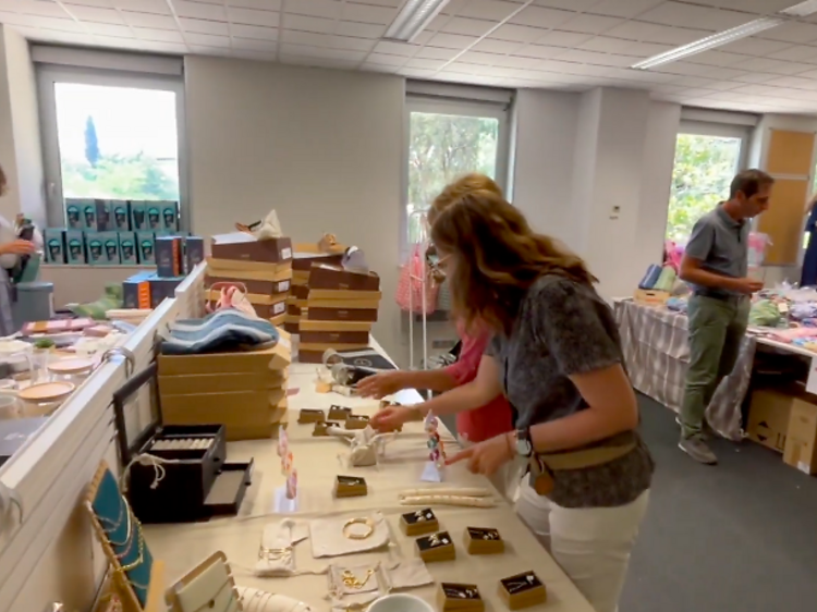 Calma House, Karl Lagerfeld i Natura participen en aquest mercat de Nadal solidari que se celebra a Barcelona durant tres dies Calma House, Karl Lagerfeld i Natura participen en aquest mercat de Nadal solidari que se celebra a Barcelona durant tres dies