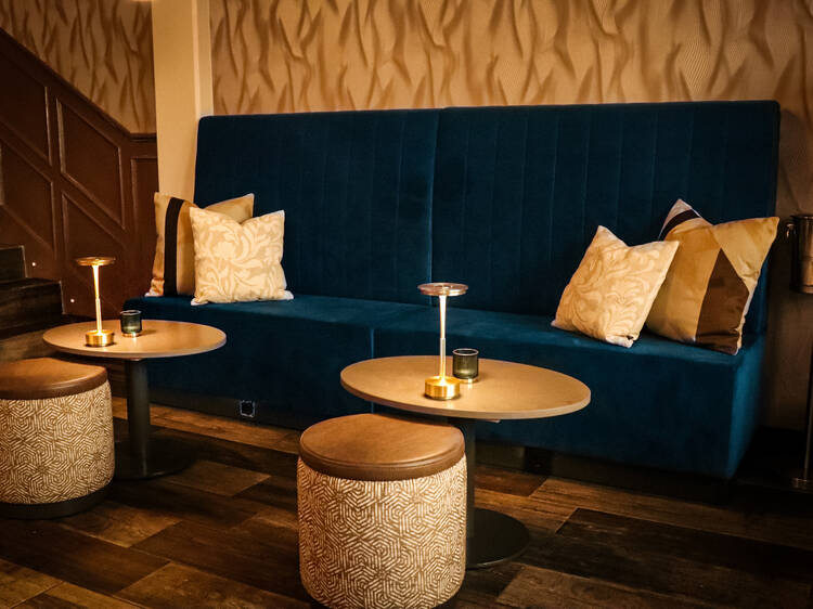 Este elegante salón de Madrid esconde un bar con cócteles y aperitivo