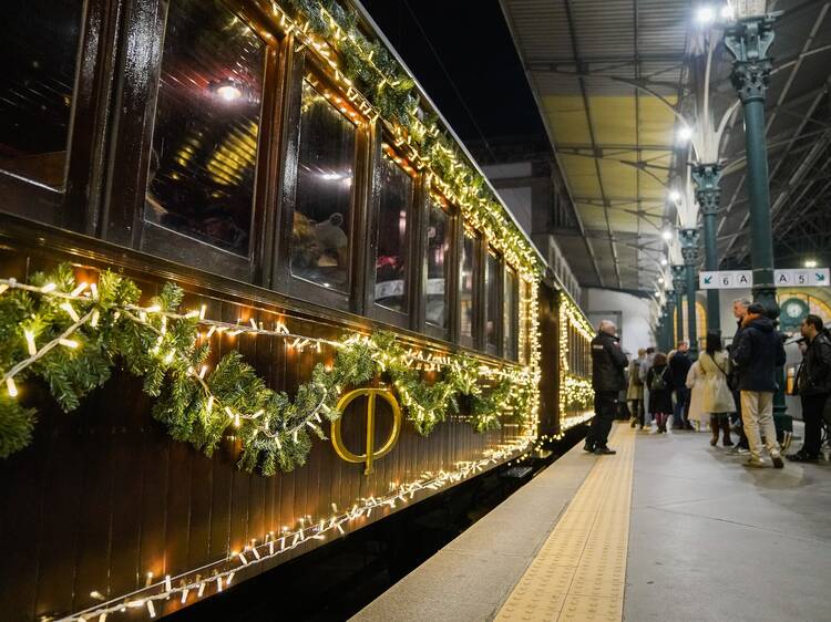 Comboio Histórico a Vapor parte do Porto, iluminado, em direcção à maior árvore de Natal do país Comboio Histórico a Vapor parte do Porto, iluminado, em direcção à maior árvore de Natal do país