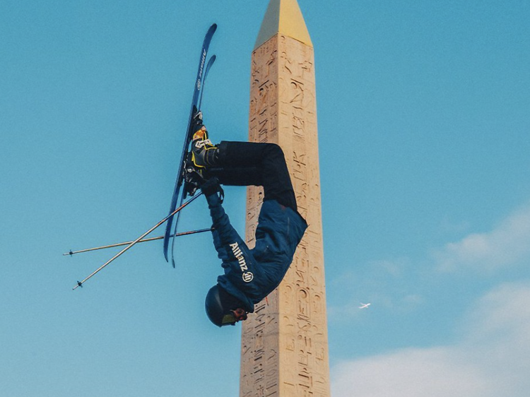 Une rampe de ski géante a été installée sur la place de la Concorde