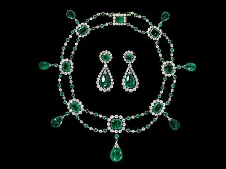 “Joyaux dynastiques” : à l’Hôtel de la Marine, des bijoux que la Couronne ne montrait plus depuis des siècles refont surface