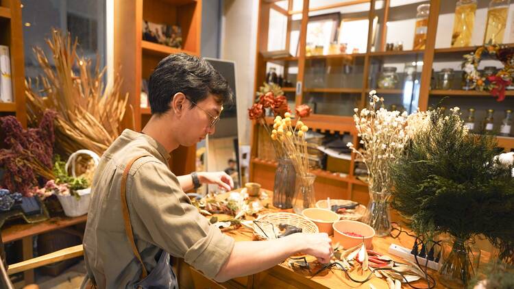 Shape something personal with fresh flowers at Malibarn's wreath workshop slowing December's rush Shape something personal with fresh flowers at Malibarn's wreath workshop slowing December's rush