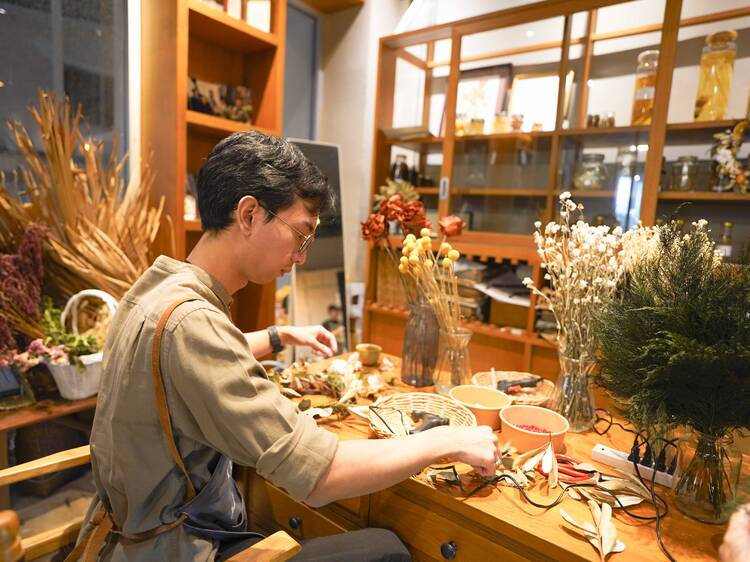 Shape something personal with fresh flowers at Malibarn's wreath workshop slowing December's rush Shape something personal with fresh flowers at Malibarn's wreath workshop slowing December's rush