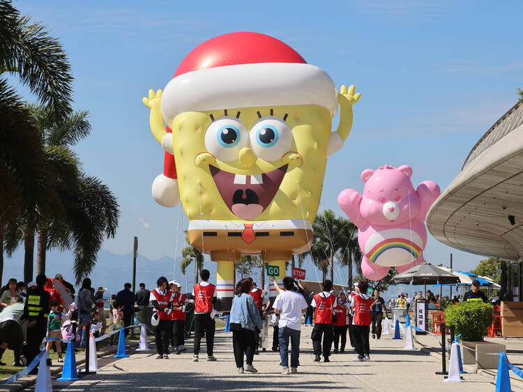 香港大型卡通氣球巡遊 Merry Balloon 延期至2026年 巨型夢幻充氣樂園西九文化區登場