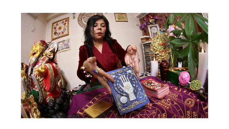 Madame Aires – the oracle in Ikebukuro