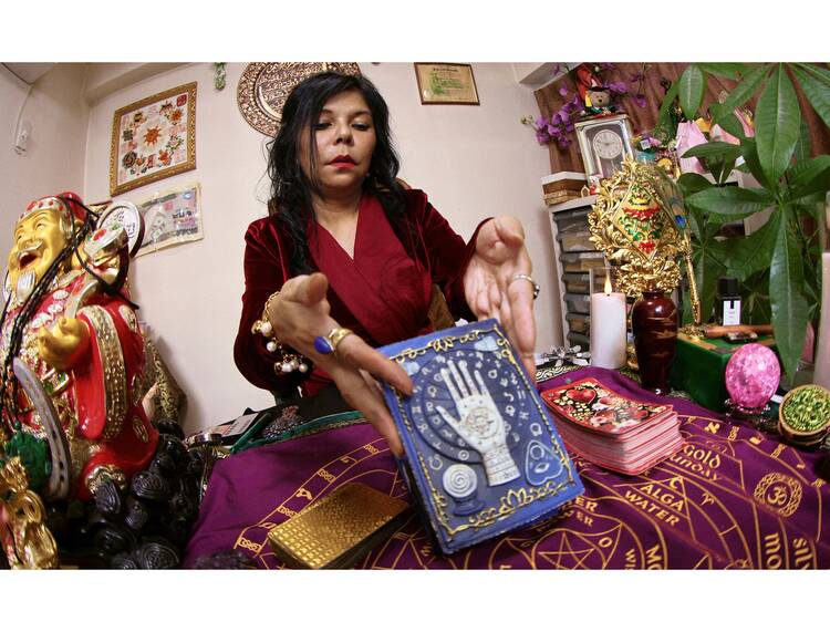 Madame Aires – the oracle in Ikebukuro