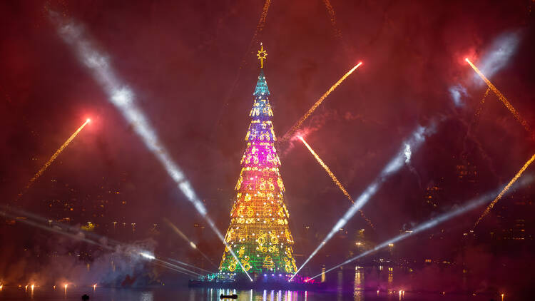 Com projeto criativo de Orleans de Sá, a árvore traz desenhos típicos das festas natalinas