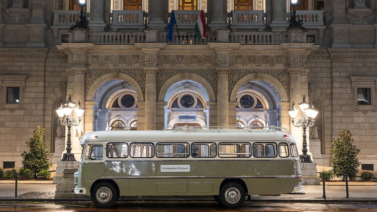 Ikarus busz az Operaház előtt