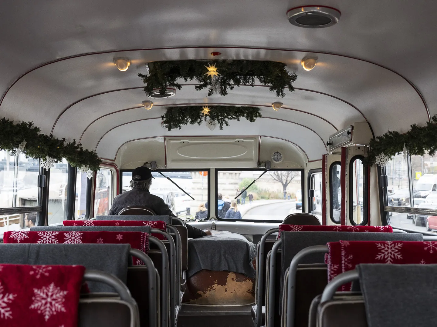 Ikarus busz kar&aacute;csonyi &uuml;nnepi d&iacute;szbe &ouml;lt&ouml;ztetve