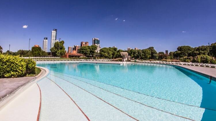 Juego libre y clases de deportes en las colonias del Club de Amigos