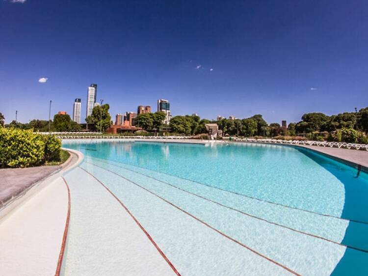 Juego libre y clases de deportes en las colonias del Club de Amigos Juego libre y clases de deportes en las colonias del Club de Amigos