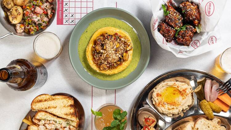 Mesa posta com comida afetiva