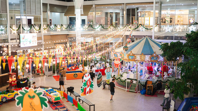 ออกจากบ้านมาเดินเล่น ช็อปปิ้ง ฟังดนตรีสดจากศิลปินชื่อดัง ในมาร์เก็ตคริสต์มาสสุดคึกคักใจกลางสุขุมวิท ออกจากบ้านมาเดินเล่น ช็อปปิ้ง ฟังดนตรีสดจากศิลปินชื่อดัง ในมาร์เก็ตคริสต์มาสสุดคึกคักใจกลางสุขุมวิท