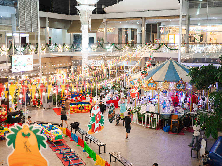 ออกจากบ้านมาเดินเล่น ช็อปปิ้ง ฟังดนตรีสดจากศิลปินชื่อดัง ในมาร์เก็ตคริสต์มาสสุดคึกคักใจกลางสุขุมวิท ออกจากบ้านมาเดินเล่น ช็อปปิ้ง ฟังดนตรีสดจากศิลปินชื่อดัง ในมาร์เก็ตคริสต์มาสสุดคึกคักใจกลางสุขุมวิท