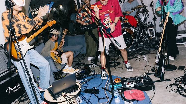 ม่วนจอยไปกับคอนโสร์ตเล็กๆ ในธีมปาร์ตี้คริสต์มาส ของสองศิลปินดูโอ้ภายใต้หน้ากากสุดกวน ‘_less’ ม่วนจอยไปกับคอนโสร์ตเล็กๆ ในธีมปาร์ตี้คริสต์มาส ของสองศิลปินดูโอ้ภายใต้หน้ากากสุดกวน ‘_less’