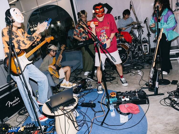 ม่วนจอยไปกับคอนโสร์ตเล็กๆ ในธีมปาร์ตี้คริสต์มาส ของสองศิลปินดูโอ้ภายใต้หน้ากากสุดกวน ‘_less’ ม่วนจอยไปกับคอนโสร์ตเล็กๆ ในธีมปาร์ตี้คริสต์มาส ของสองศิลปินดูโอ้ภายใต้หน้ากากสุดกวน ‘_less’