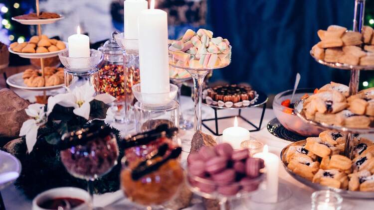 Jouluruokakattaus jälkiruokapöydästä, etualalla torttuja ja macaronseja. Jouluruokakattaus jälkiruokapöydästä, etualalla torttuja ja macaronseja.
