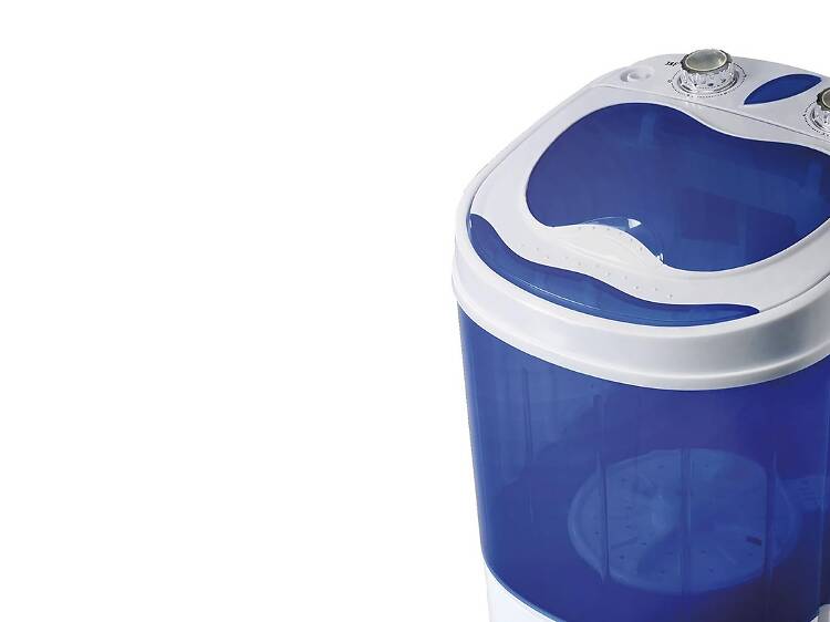 Uma máquina de lavar roupa que pode levar para qualquer lado