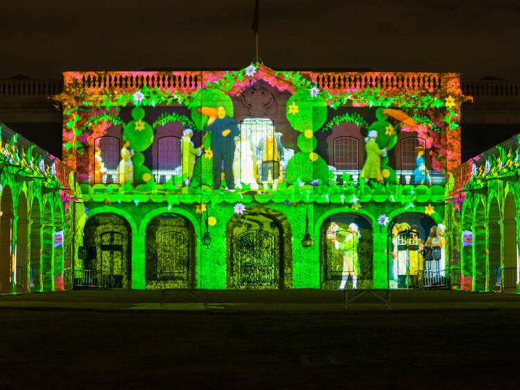 Fachada do Palácio Nacional de Queluz ilumina-se ao som de música clássica Fachada do Palácio Nacional de Queluz ilumina-se ao som de música clássica