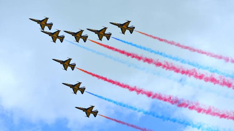 Singapore Airshow SINGAPORE - FEBRUARY 16: RKAF Black Eagles Aerobatic Team aerobatic performance at Singapore Airshow February 16, 2016 in Singapore