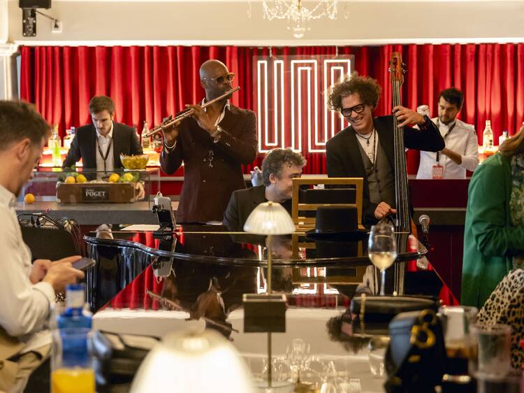 Aparece un piano bar a dos pasos de la Puerta del Sol: tenemos nuevo restaurante para cenar con música en directo esta Navidad