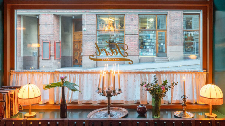 The Tart ravintolan ikkunalaudalla on kynttelikkö The Tart ravintolan ikkunalaudalla on kynttelikkö