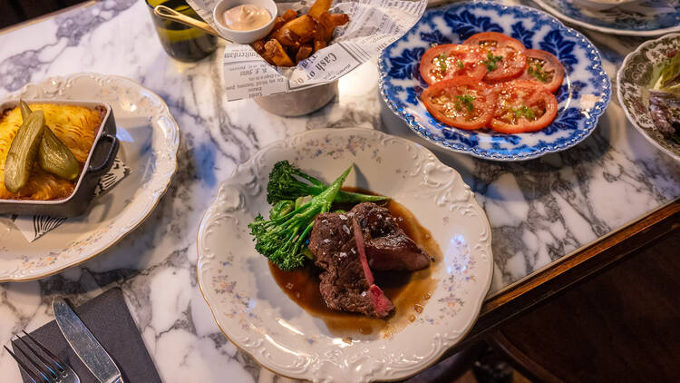 Lautasia täynnä ruokaa The Tart ravintolassa ruokapöydällä Lautasia täynnä ruokaa The Tart ravintolassa ruokapöydällä