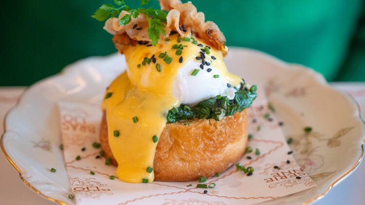 Eggs benedict kauniilla lautasella Brasserie Lionne ravintolassa Helsingissä Eggs benedict kauniilla lautasella Brasserie Lionne ravintolassa Helsingissä