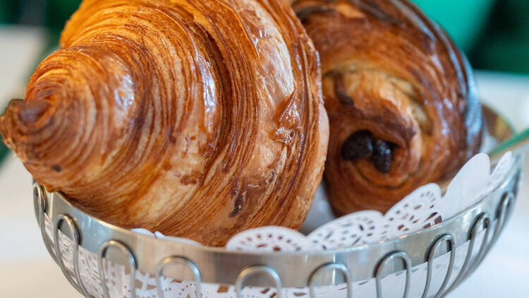 Lähikuva croissantista Brasserie Lionne ravintolassa Lähikuva croissantista Brasserie Lionne ravintolassa
