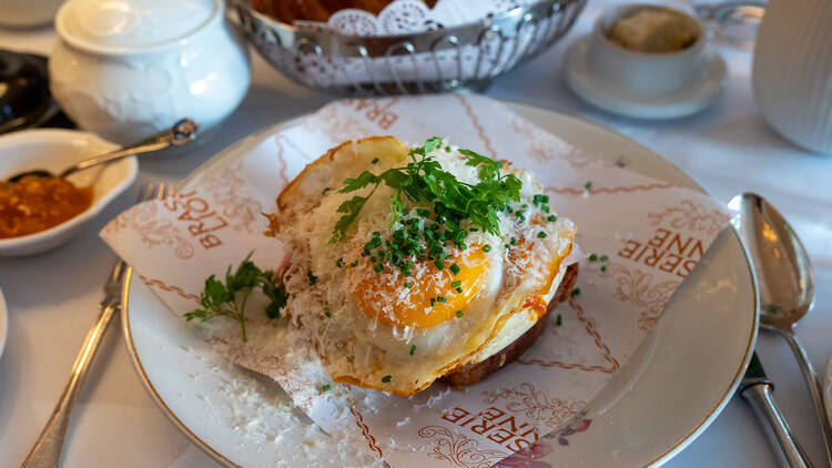 Croque madame leipä lautasella Brasserie Lionne ravintolan aamiaisella Helsingissä Croque madame leipä lautasella Brasserie Lionne ravintolan aamiaisella Helsingissä