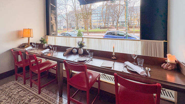 Brasserie Lionnen ikkunapöydästä voi ihailla Esplanadia Helsingissä Brasserie Lionnen ikkunapöydästä voi ihailla Esplanadia Helsingissä